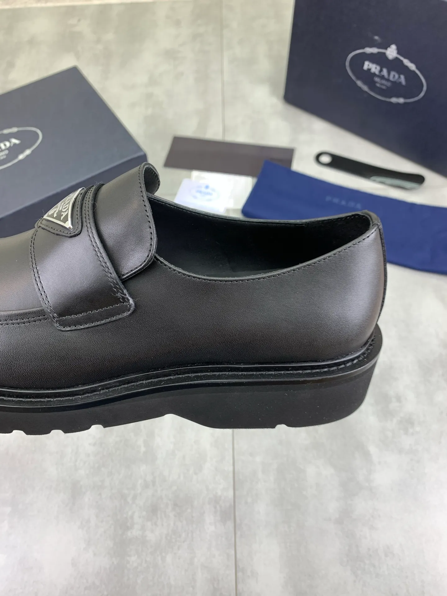 Factory price P860 💰Original quality, top version🔱 ＰＲＡＤＡPrada. Men's business casual leather shoes, top-quality leather shoes. 1:1 shipment ⬆️Luxurious and noble 👞All imported original color-rubbed edge beads, just to create a more comfortable wearing experience. Upper: Original comfortable open-edge bead rubbed color calfskin ➕Top imported water-dyed full cow lining, original lightweight and comfortable TPU foam combination bottom ✔️Code number: 39-45 (38.46 47 can be customized)